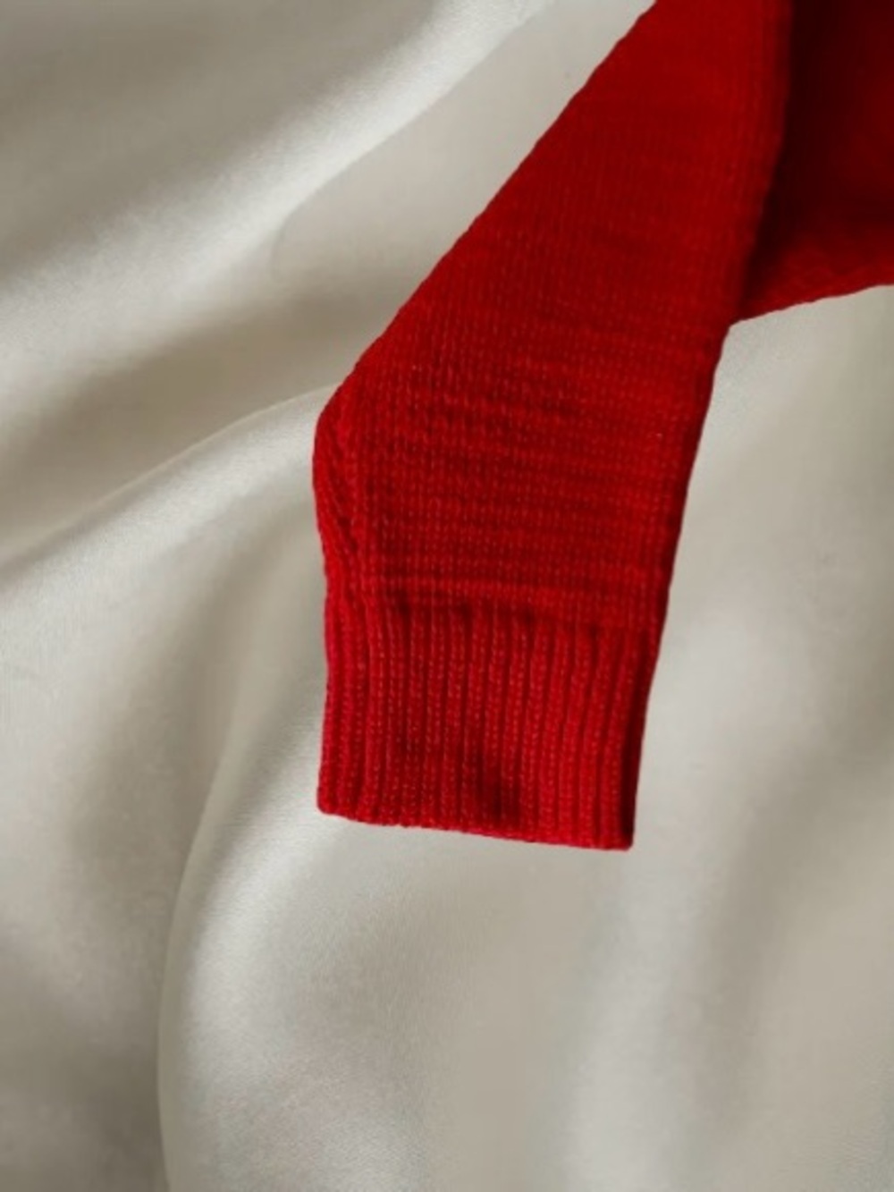 Victoria Beckham 100% Wool Red Crewneck Sweater with Gold & Black, Small - Picture 5 of 9